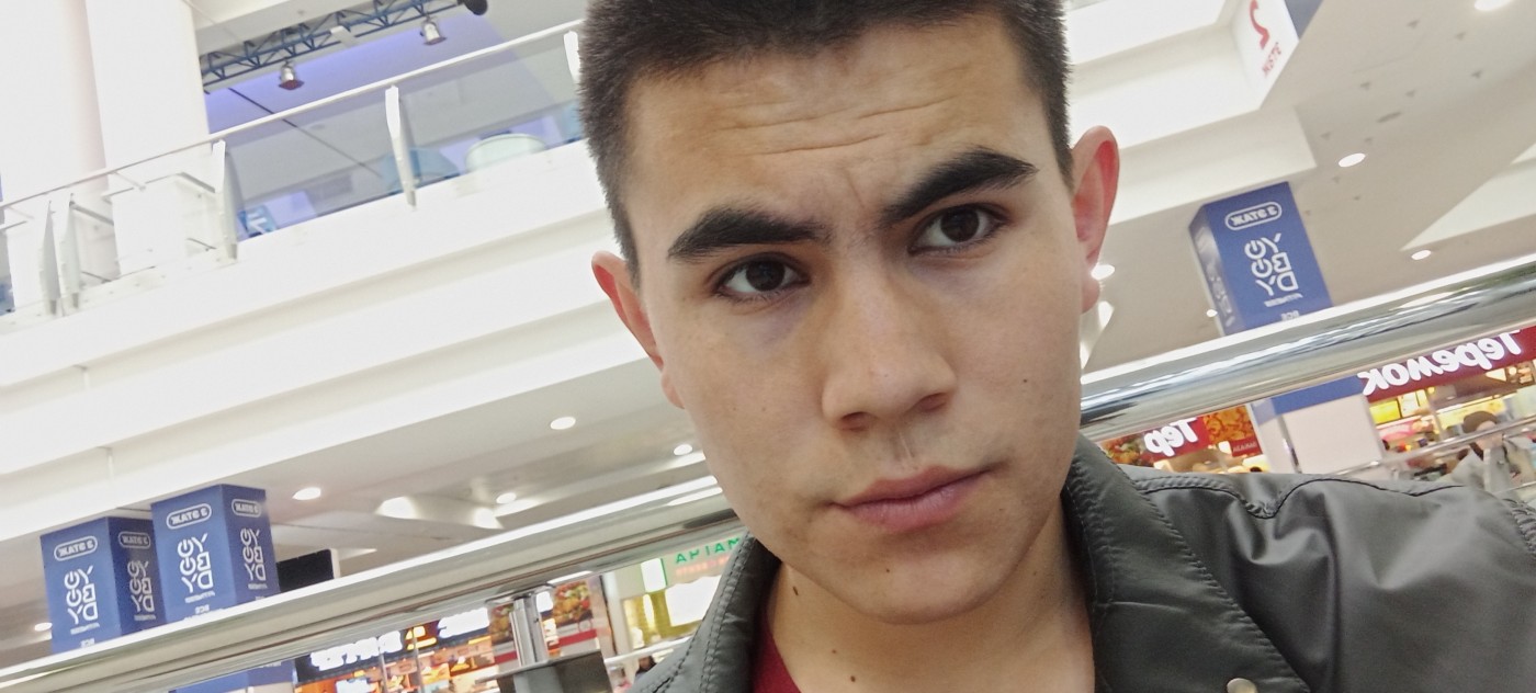 Фото девушка Комрон